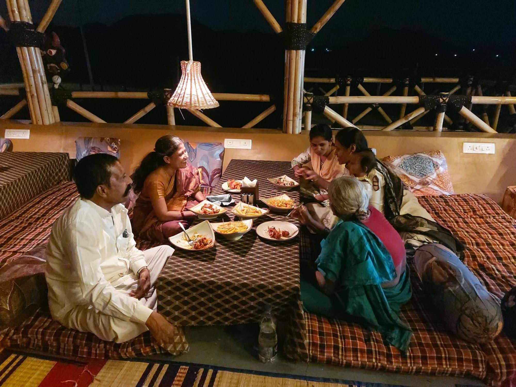 Mowgli'S Cafe Hampi & Guest House エクステリア 写真