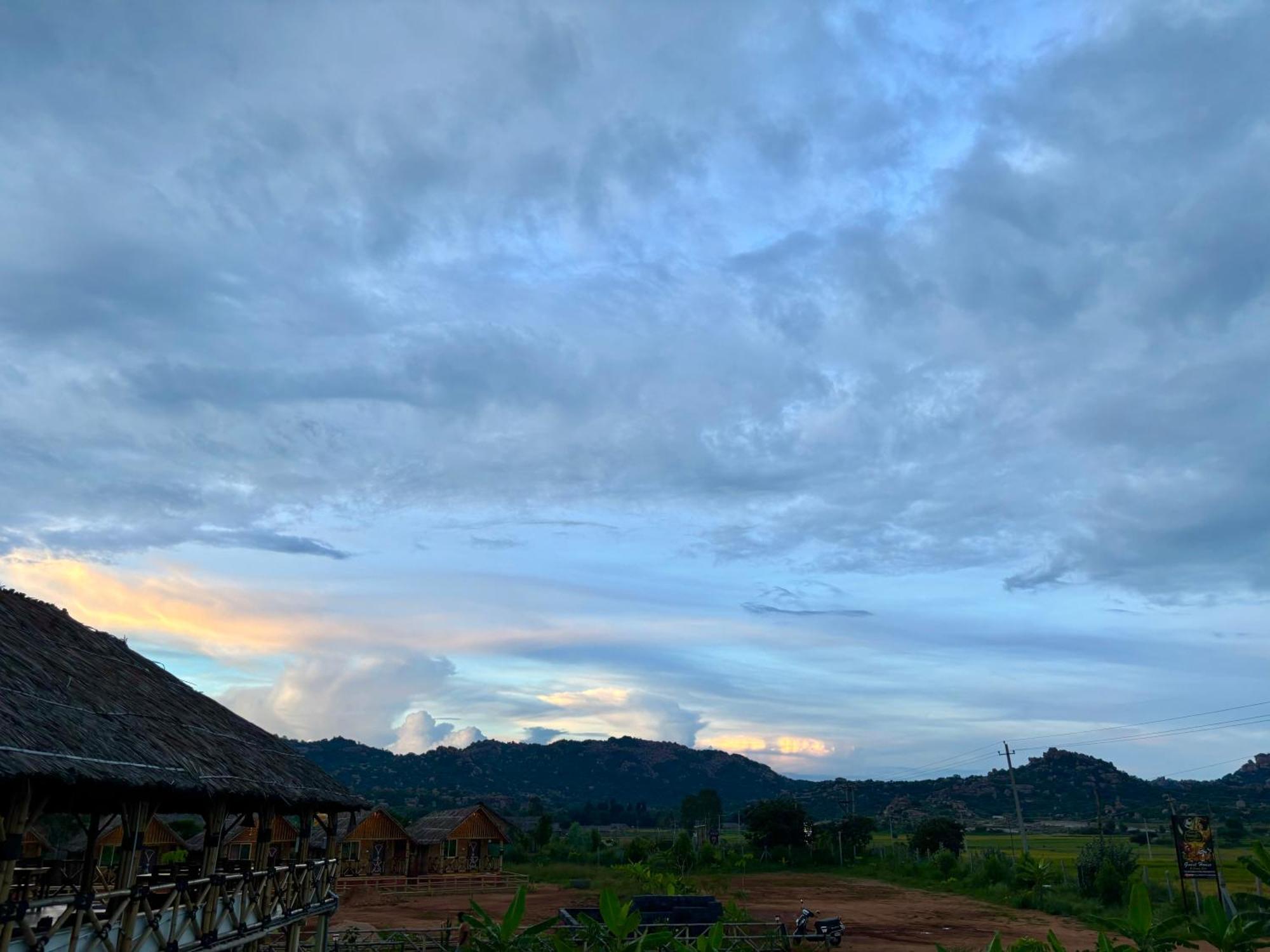 Mowgli'S Cafe Hampi & Guest House エクステリア 写真