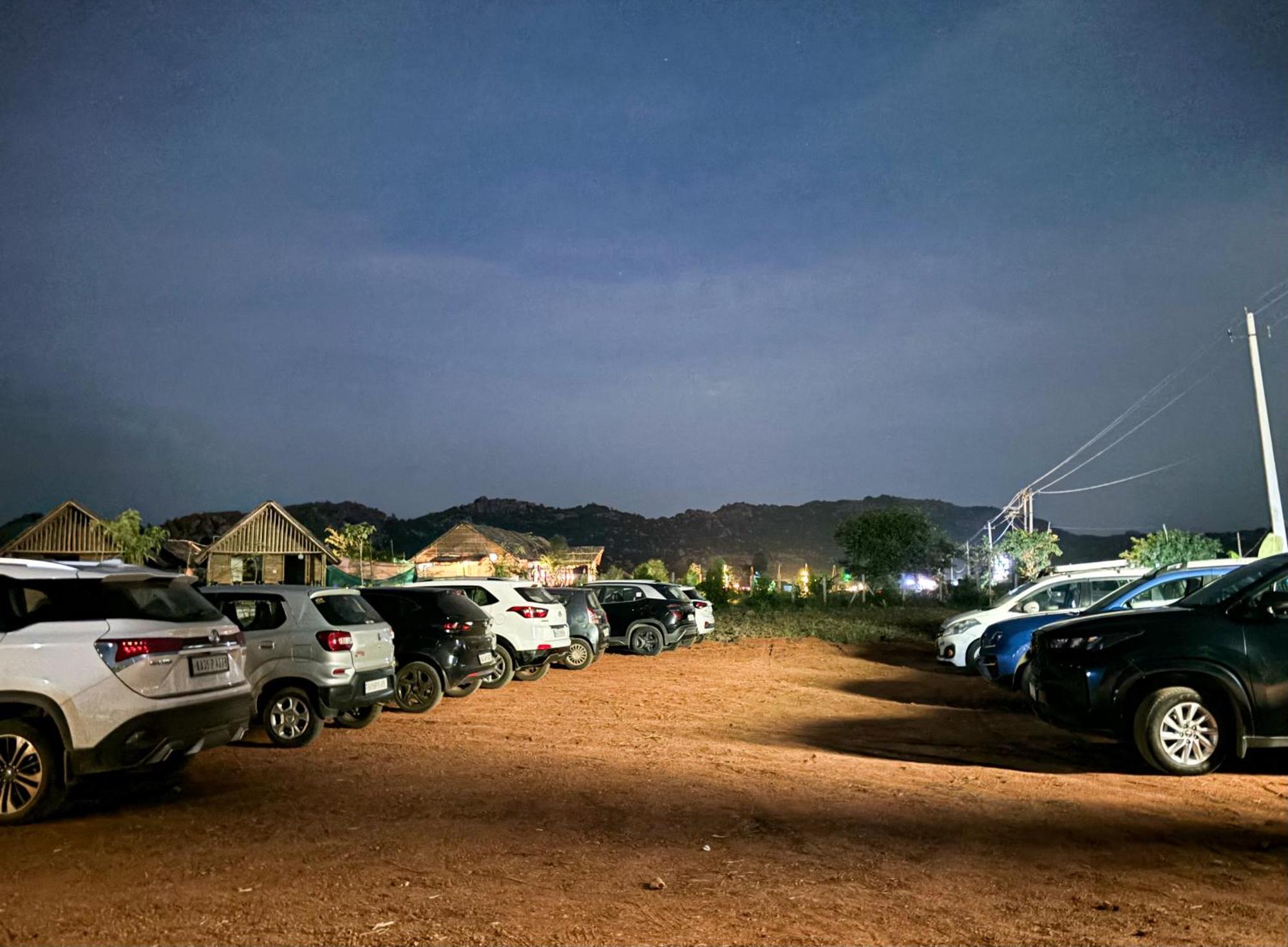 Mowgli'S Cafe Hampi & Guest House エクステリア 写真