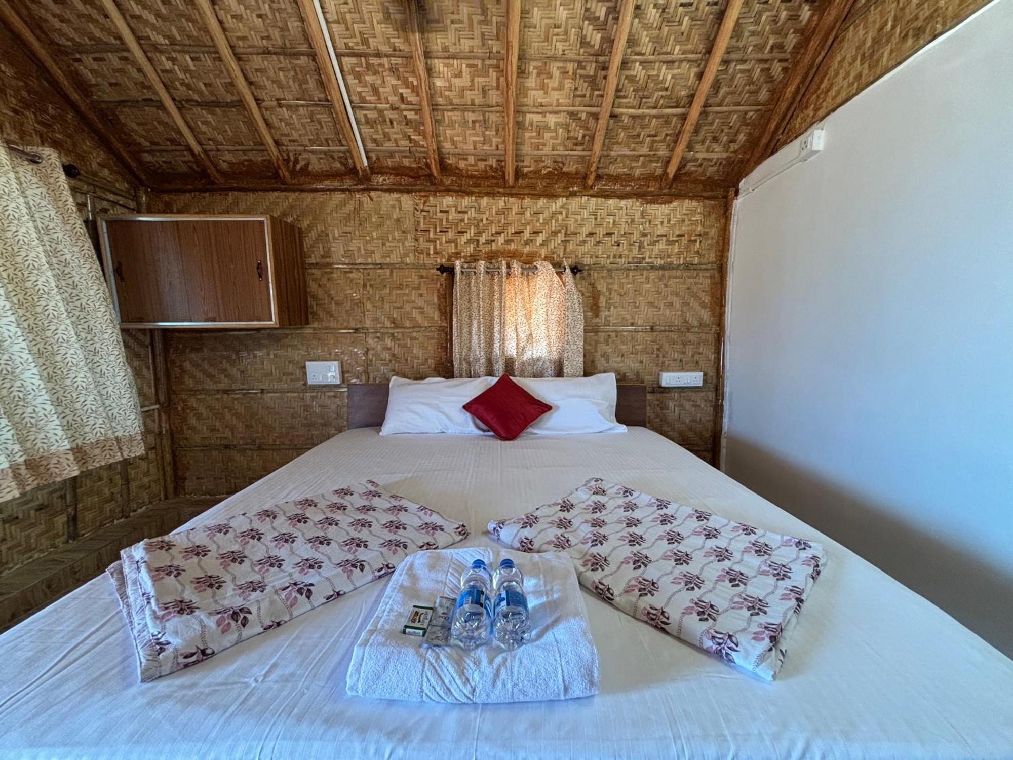 Mowgli'S Cafe Hampi & Guest House エクステリア 写真