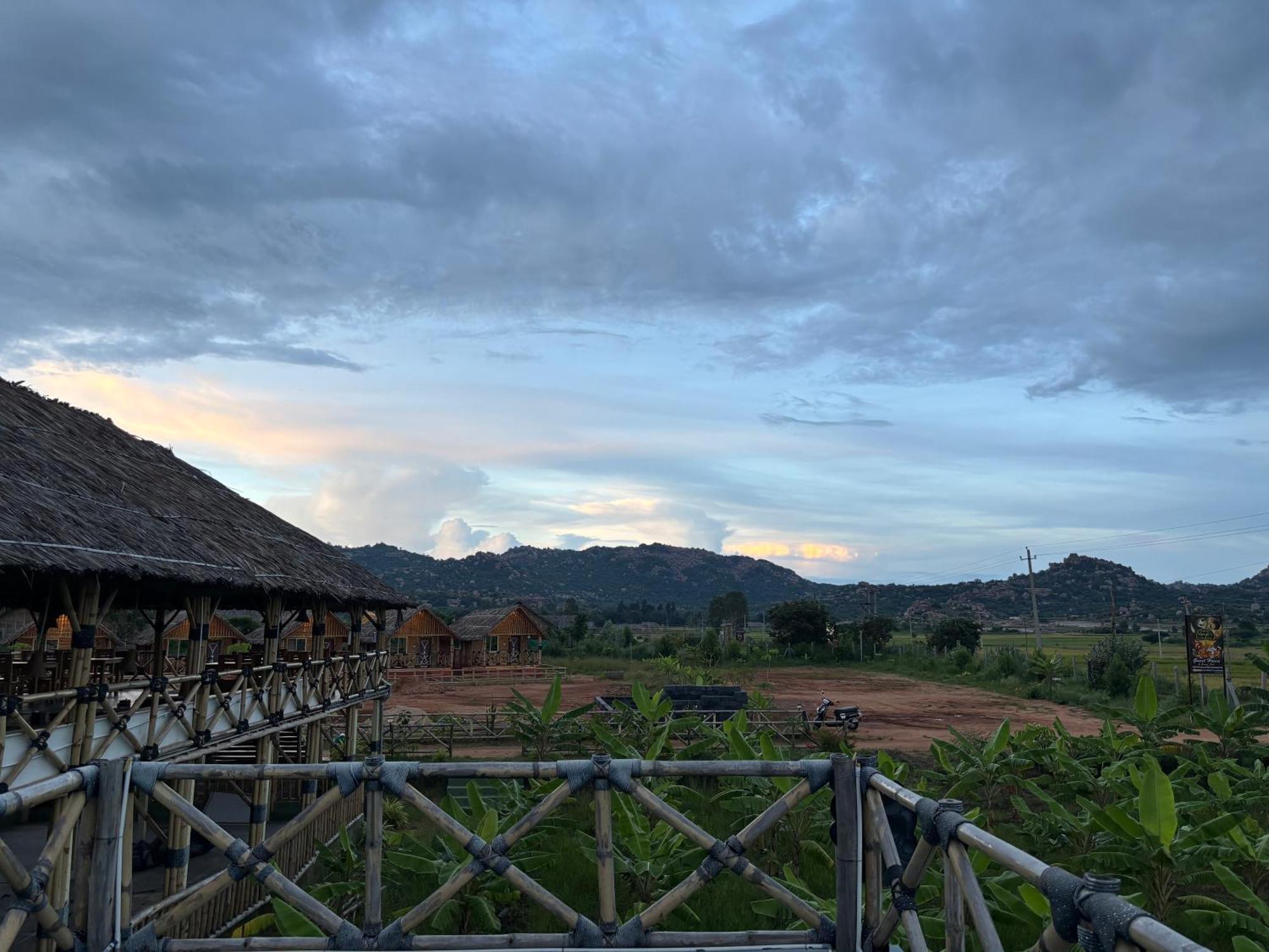 Mowgli'S Cafe Hampi & Guest House エクステリア 写真