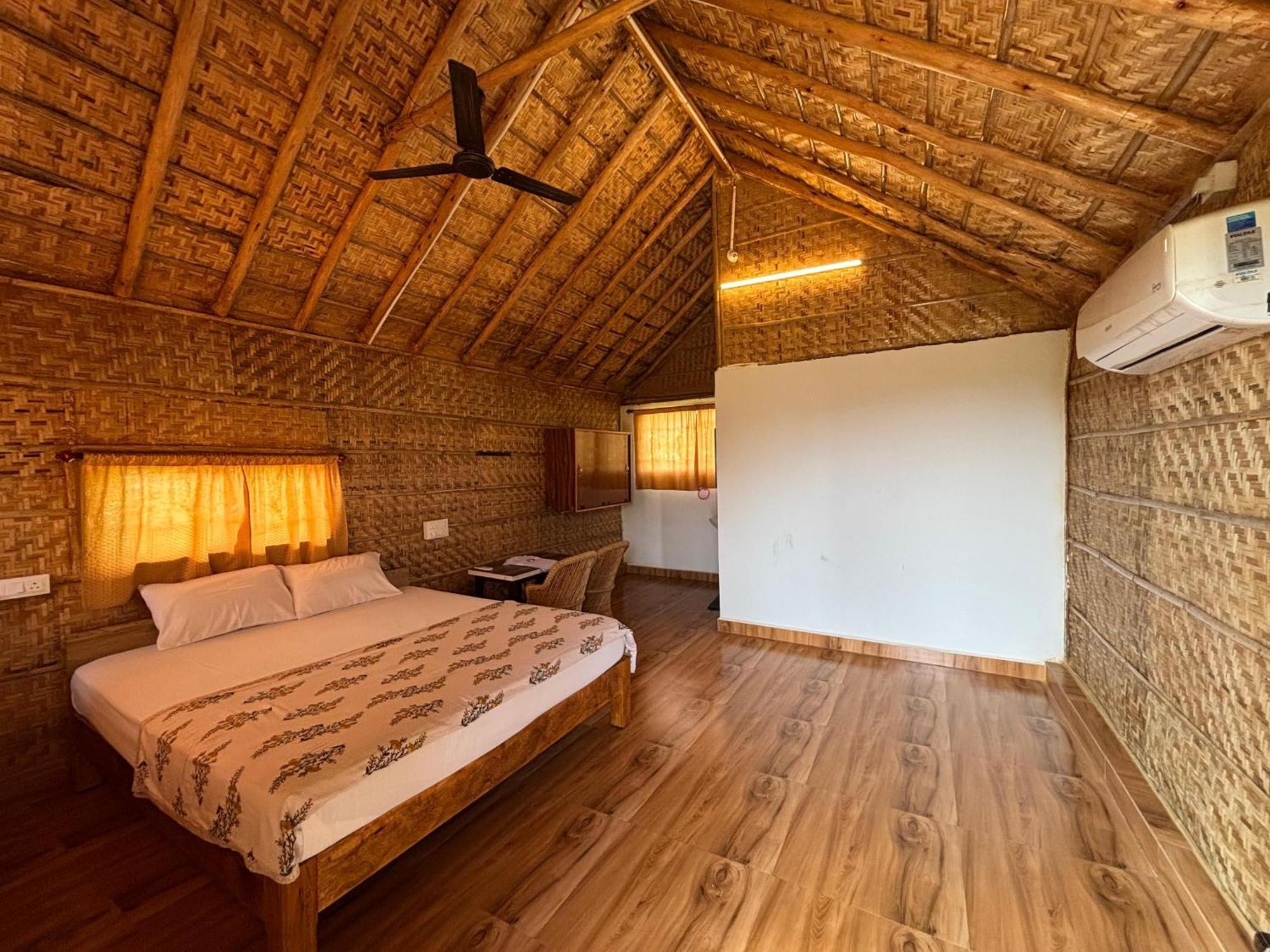 Mowgli'S Cafe Hampi & Guest House エクステリア 写真