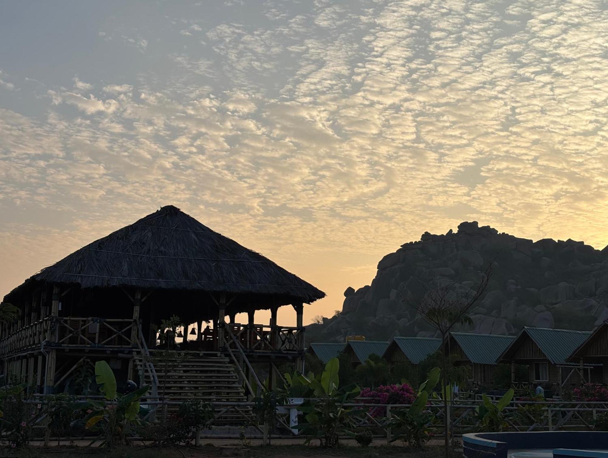 Mowgli'S Cafe Hampi & Guest House エクステリア 写真