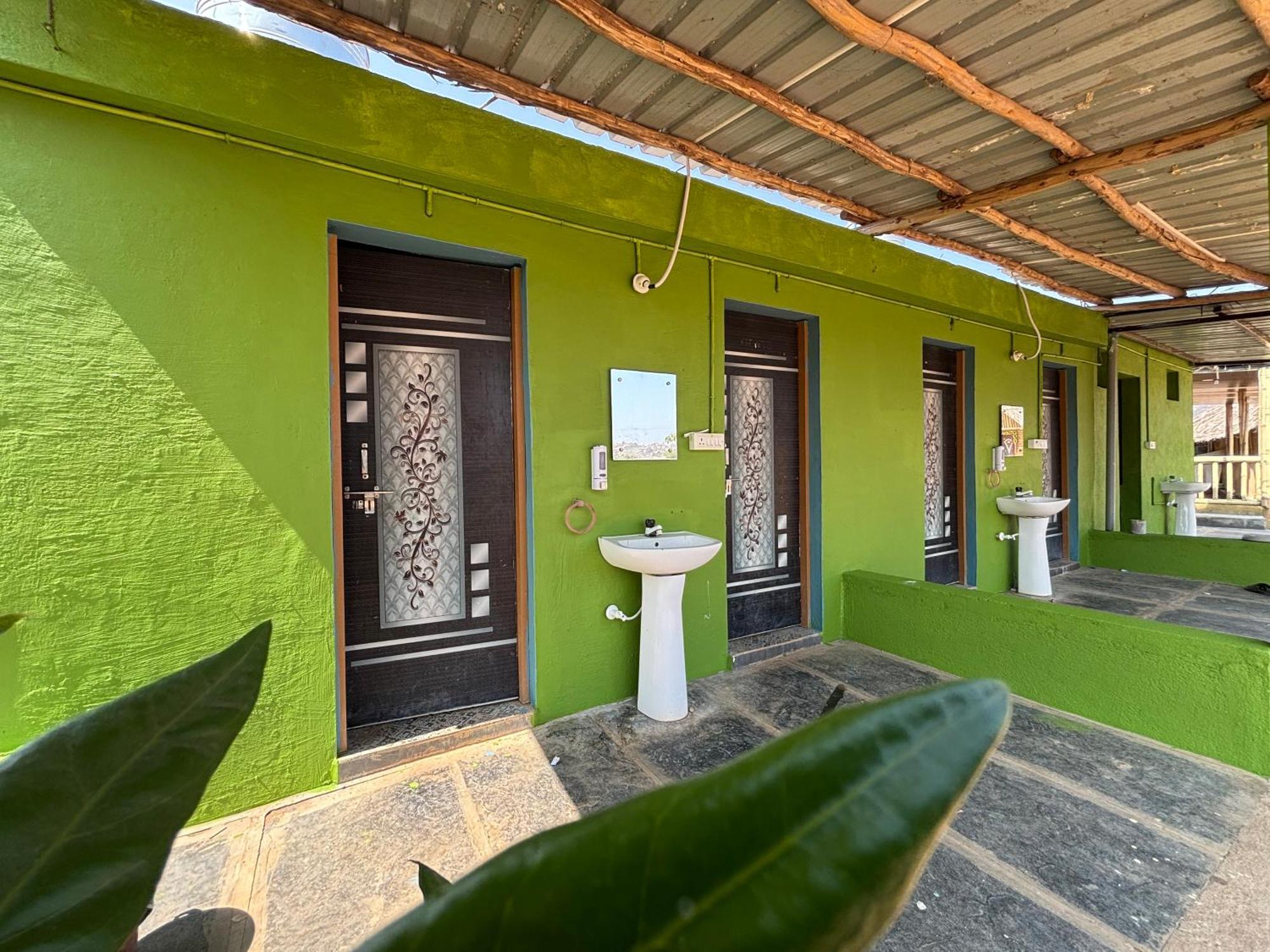Mowgli'S Cafe Hampi & Guest House エクステリア 写真
